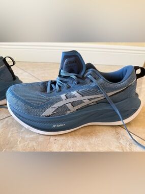 Asics men’s running shoe superblast size 11 1/2. Worn once w/ new balance insert